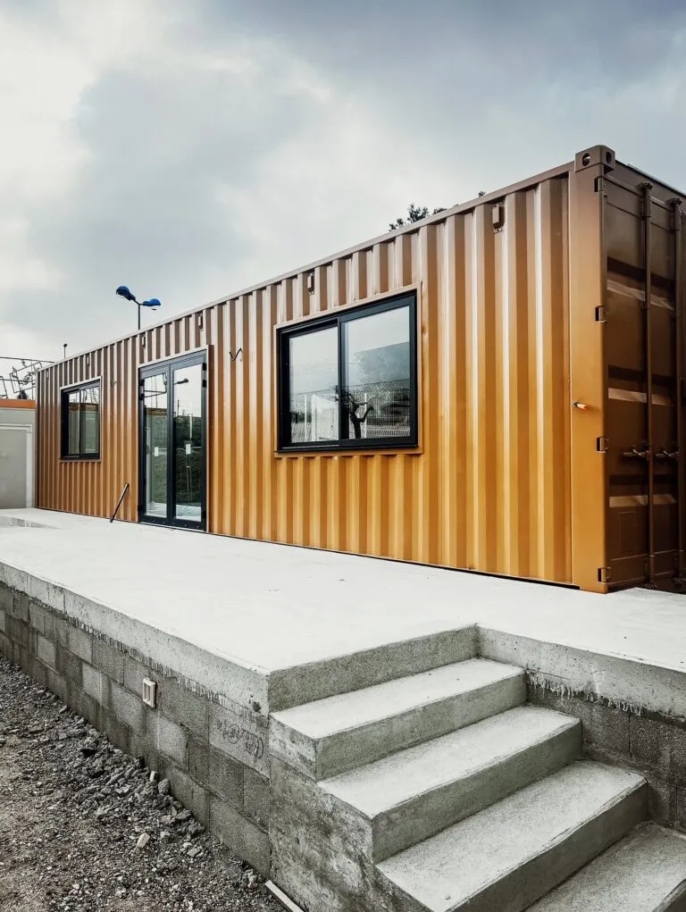 Container aménagé en club house pour un club de tennis