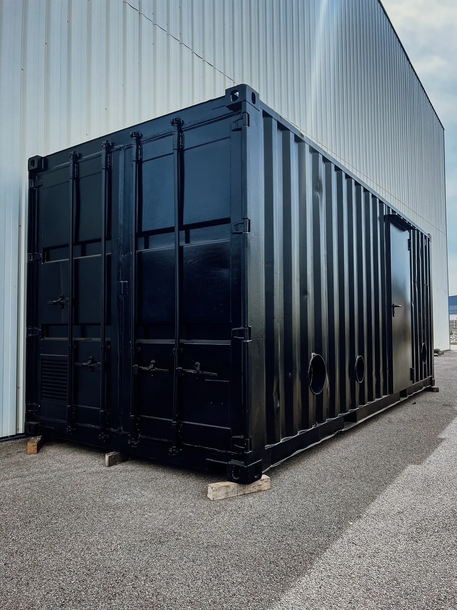 Container tranformé en local technique pour pompe